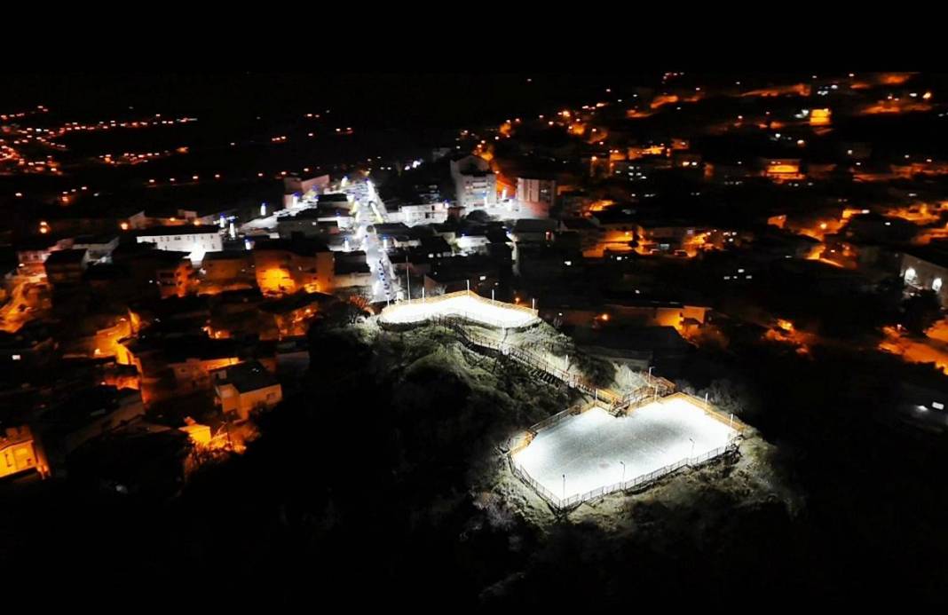 O kentin cazibe merkezi oldu: Tarihi kalede ışıklandırma sürprizi! Hem gündüz, hem akşam ziyaret edilebiliyor 5